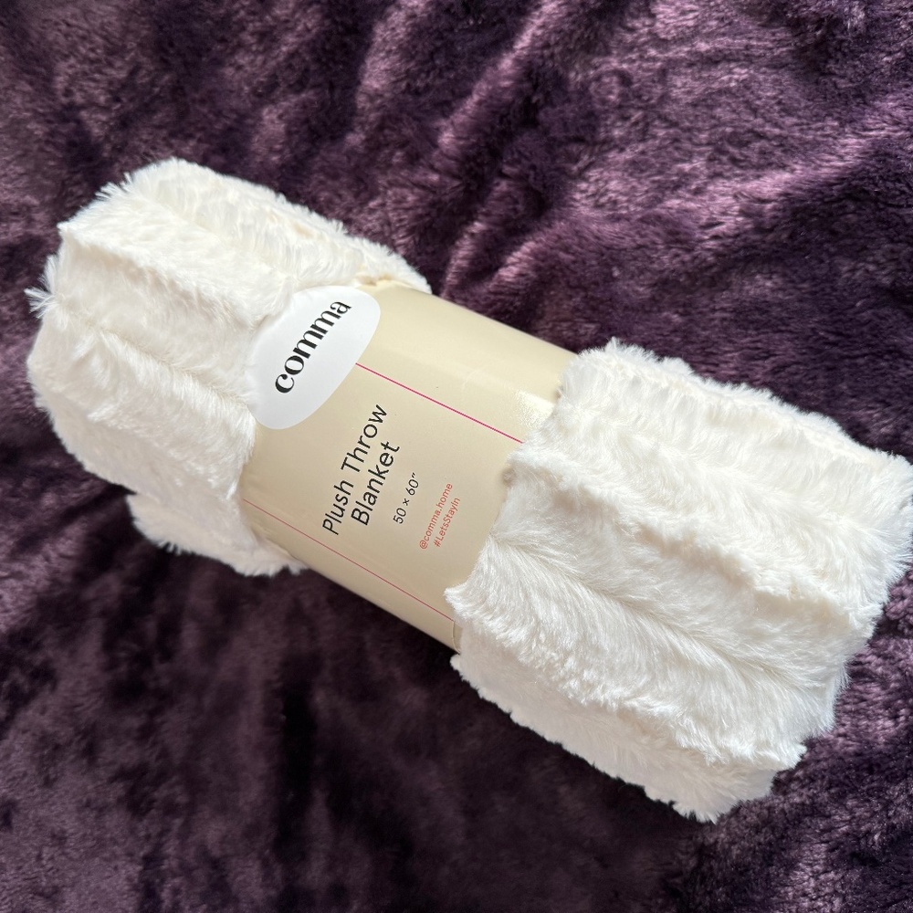 NEW! Comma 50"x60" plush throw blanket in white